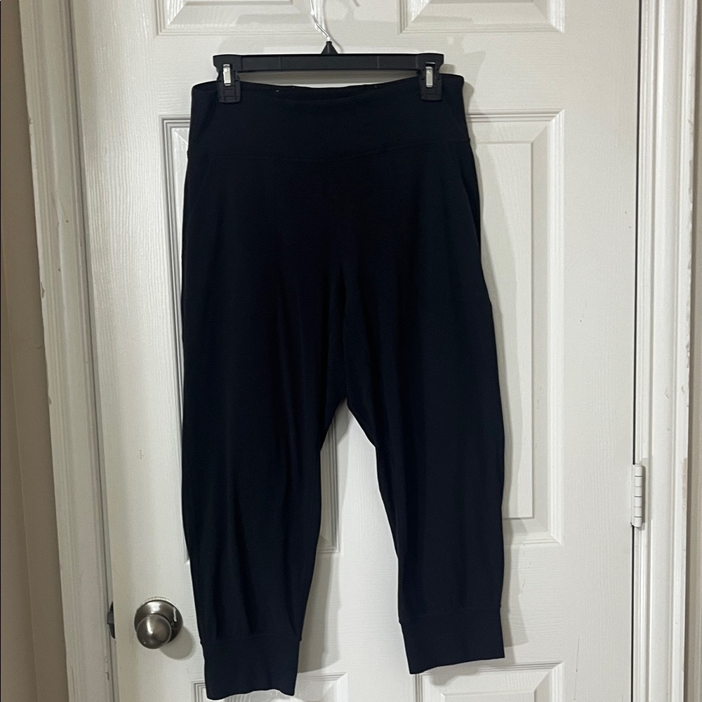 lululemon athletica Black Cropped Capri Joggers
